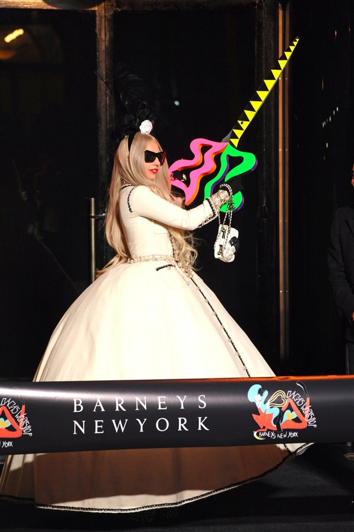 Lady Gaga, yılbaşı öncesi New York Barneys'te özel bir seçkiye imza attı.