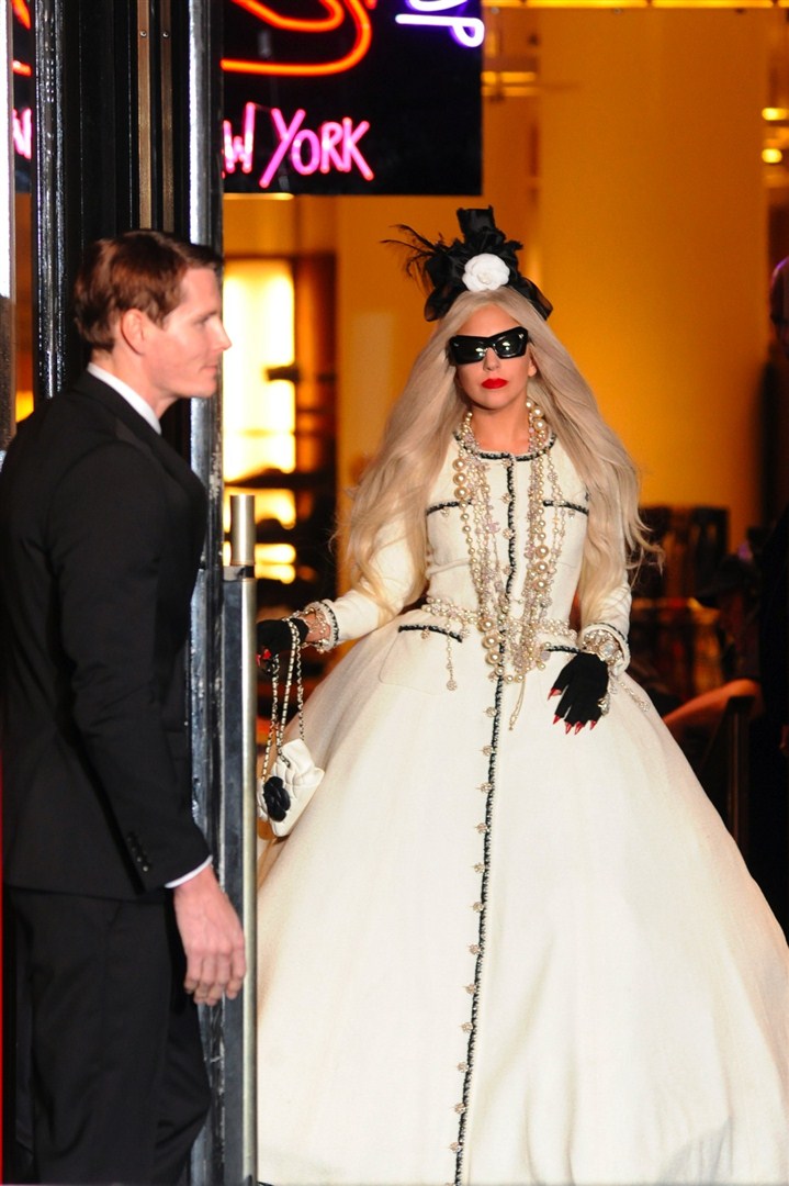 Lady Gaga, yılbaşı öncesi New York Barneys'te özel bir seçkiye imza attı.