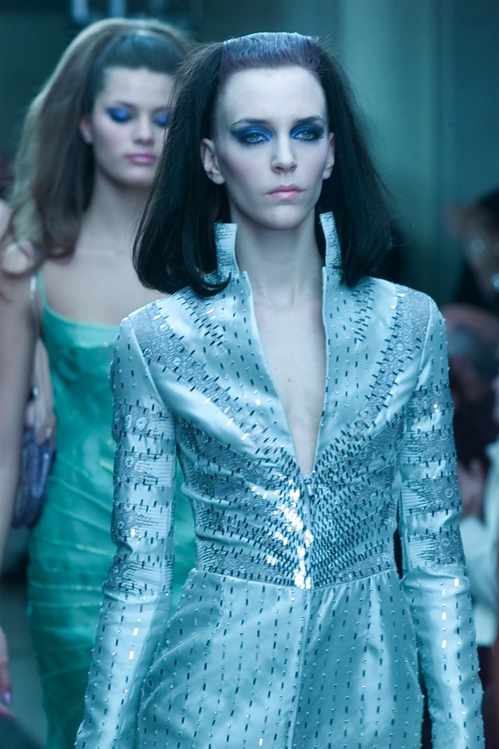 Versace, yedi yıl aradan sonra Ocak 2012'de couture takvimine adını yazdırdı.