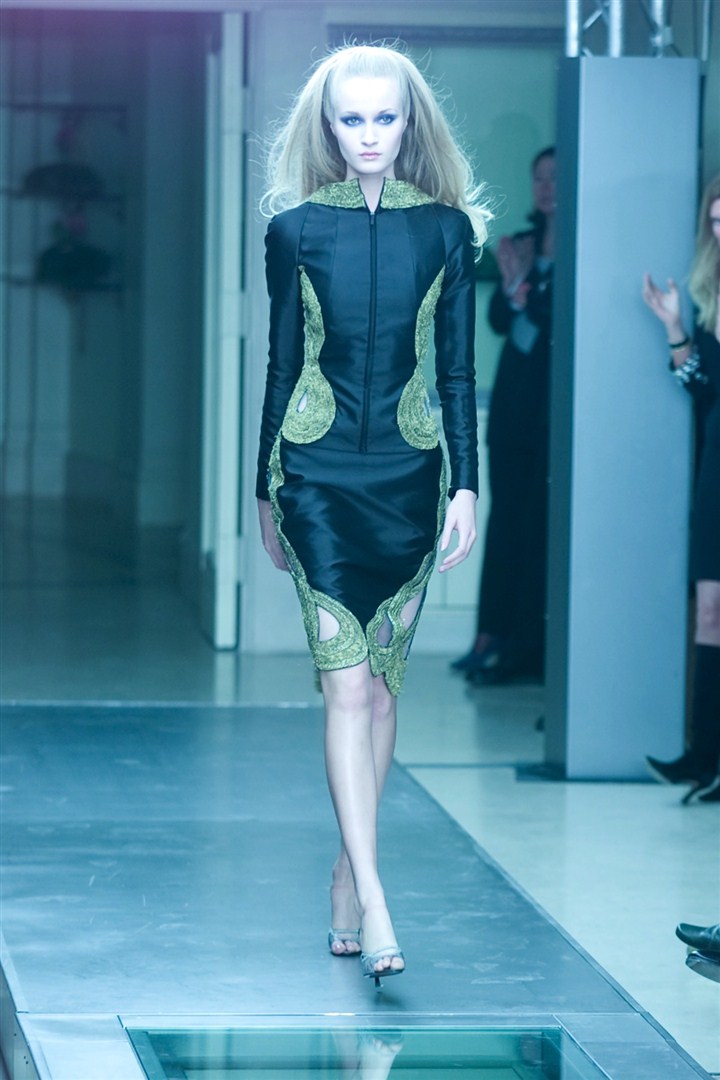 Versace, yedi yıl aradan sonra Ocak 2012'de couture takvimine adını yazdırdı.