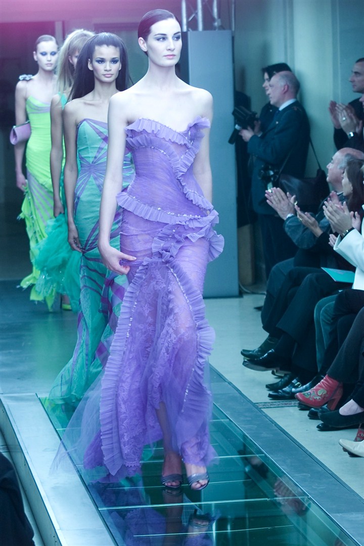 Versace, yedi yıl aradan sonra Ocak 2012'de couture takvimine adını yazdırdı.