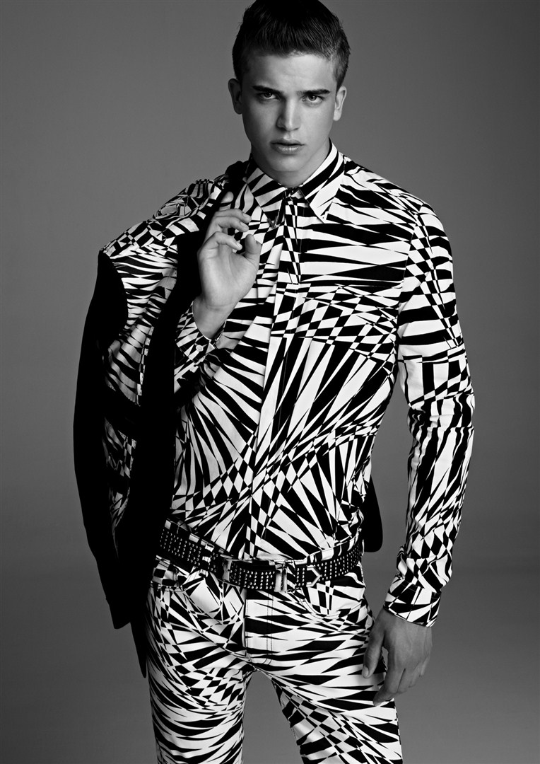 Versace for H&M defilesi New York'ta gerçekleşti. Koleksiyonu görmek için tıklayın.