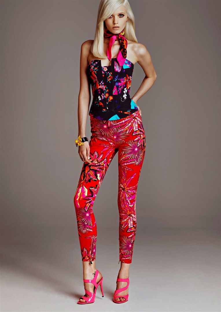 Versace for H&M defilesi New York'ta gerçekleşti. Koleksiyonu görmek için tıklayın.