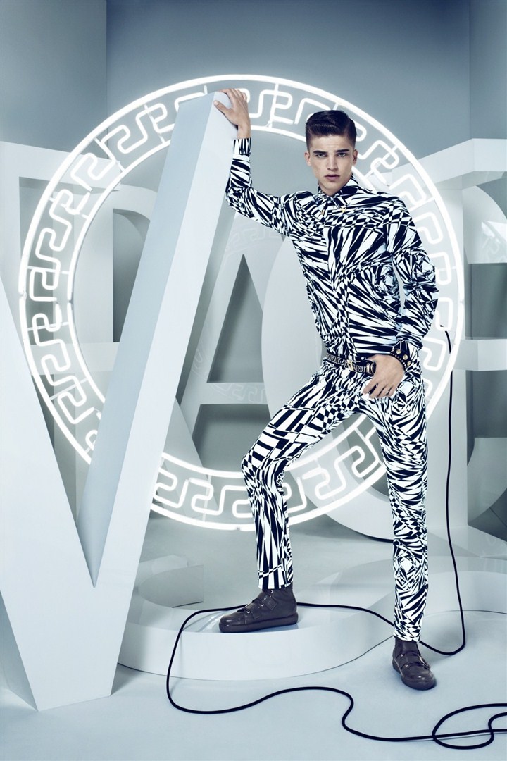 Versace for H&M defilesi New York'ta gerçekleşti. Koleksiyonu görmek için tıklayın.