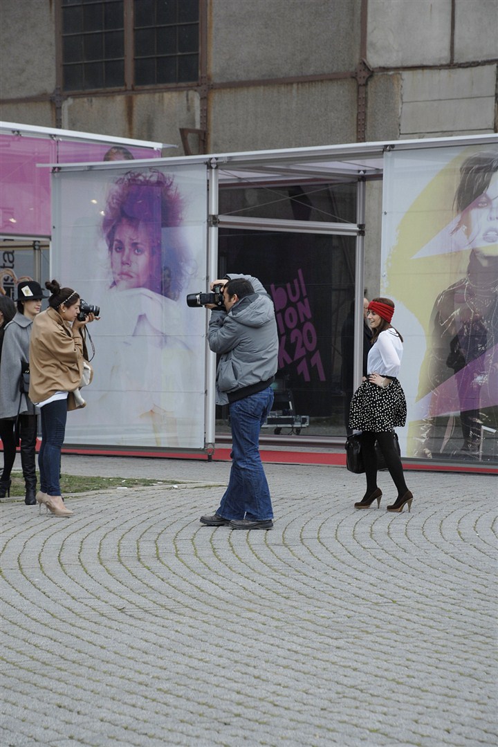 İstanbul Fashion Week 2011 defilelerini izlemeye gelen davetlilerin şıklığı