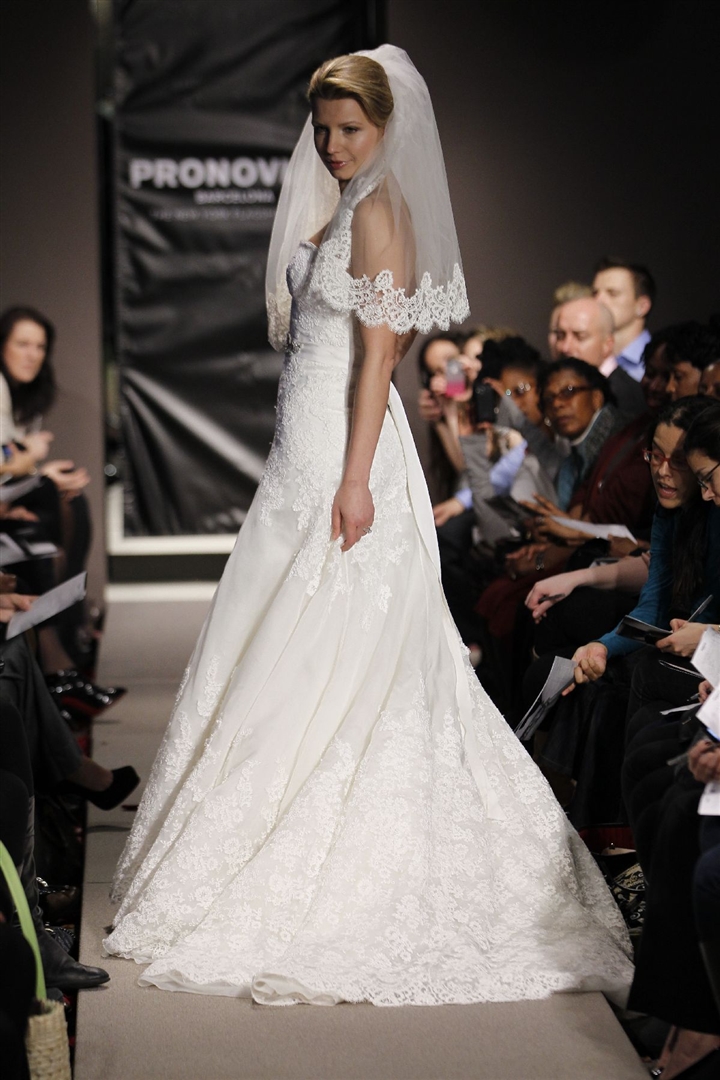 Pronovias 2012 İlkbahar/Yaz Gelinlik