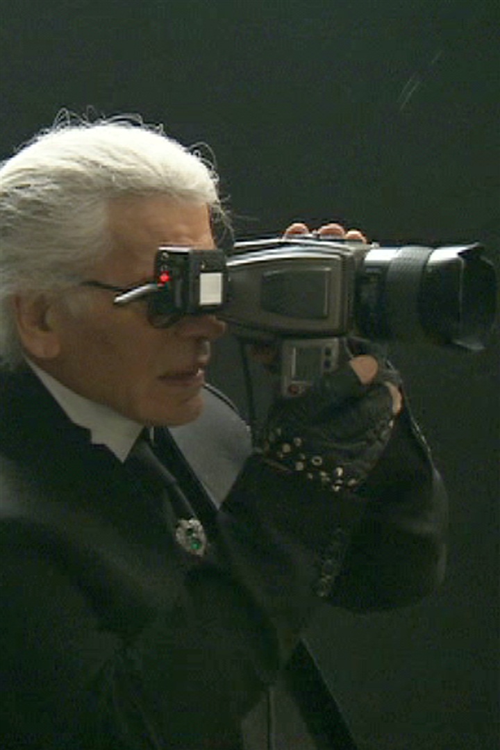 GÜNCELLEME: Lagerfeld'in çektiği Pirelli 2011 Takvimi'nin çekim arkası için tıklayın.