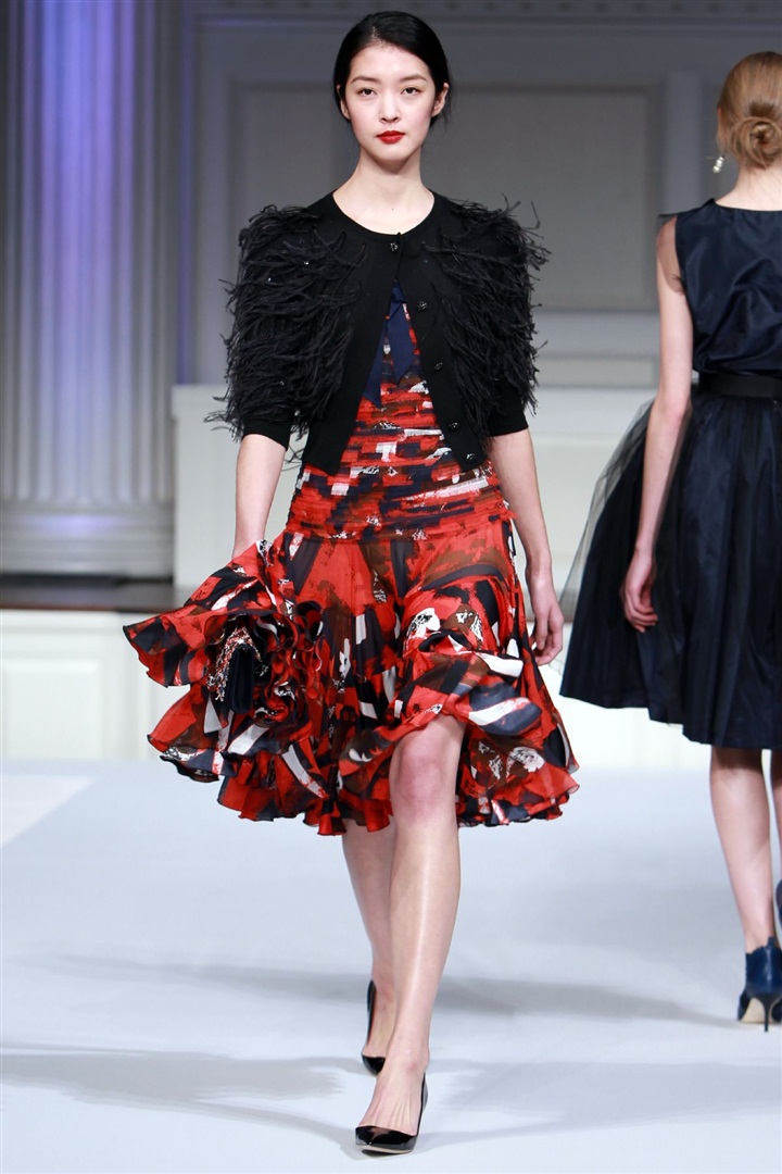 Oscar de la Renta'nın 2011 Pre-Fall koleksiyonu kraliyet düğününü andırıyor.