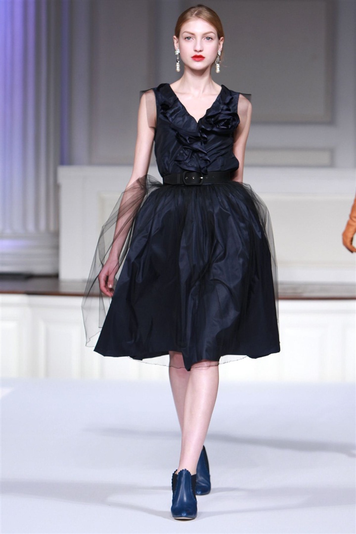 Oscar de la Renta'nın 2011 Pre-Fall koleksiyonu kraliyet düğününü andırıyor.