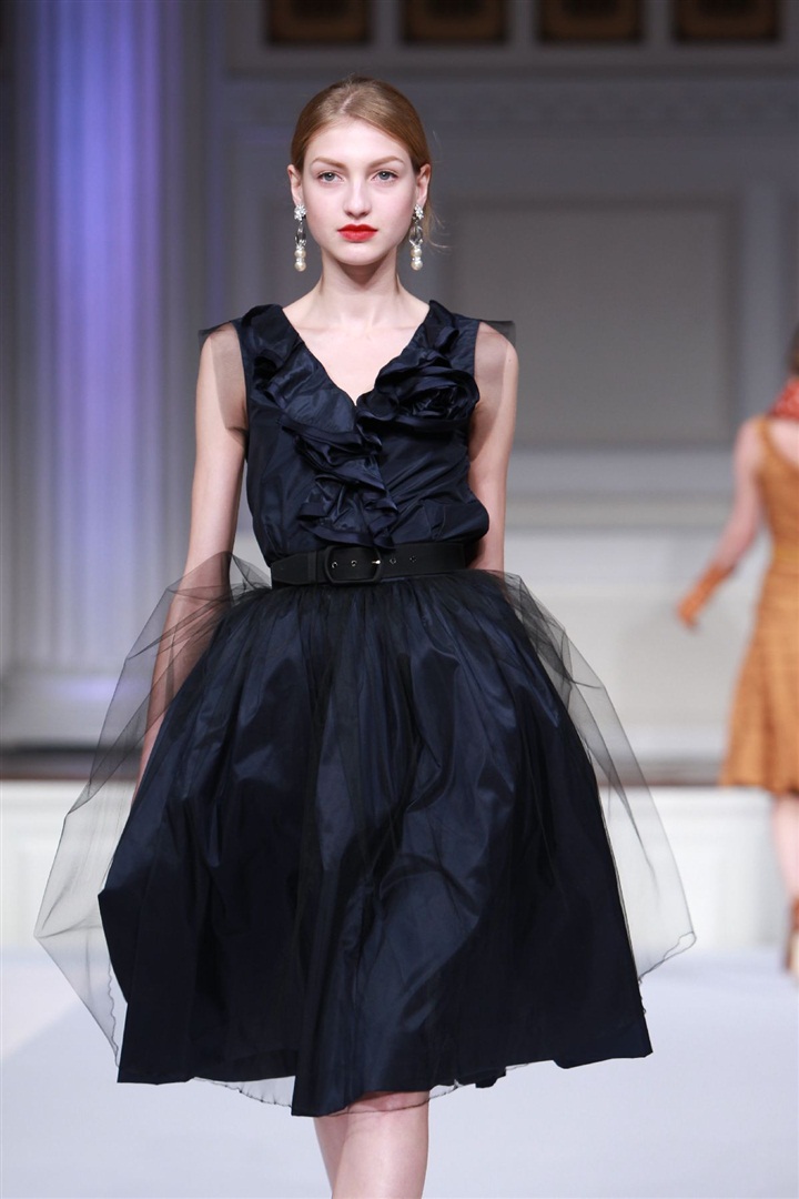 Oscar de la Renta'nın 2011 Pre-Fall koleksiyonu kraliyet düğününü andırıyor.