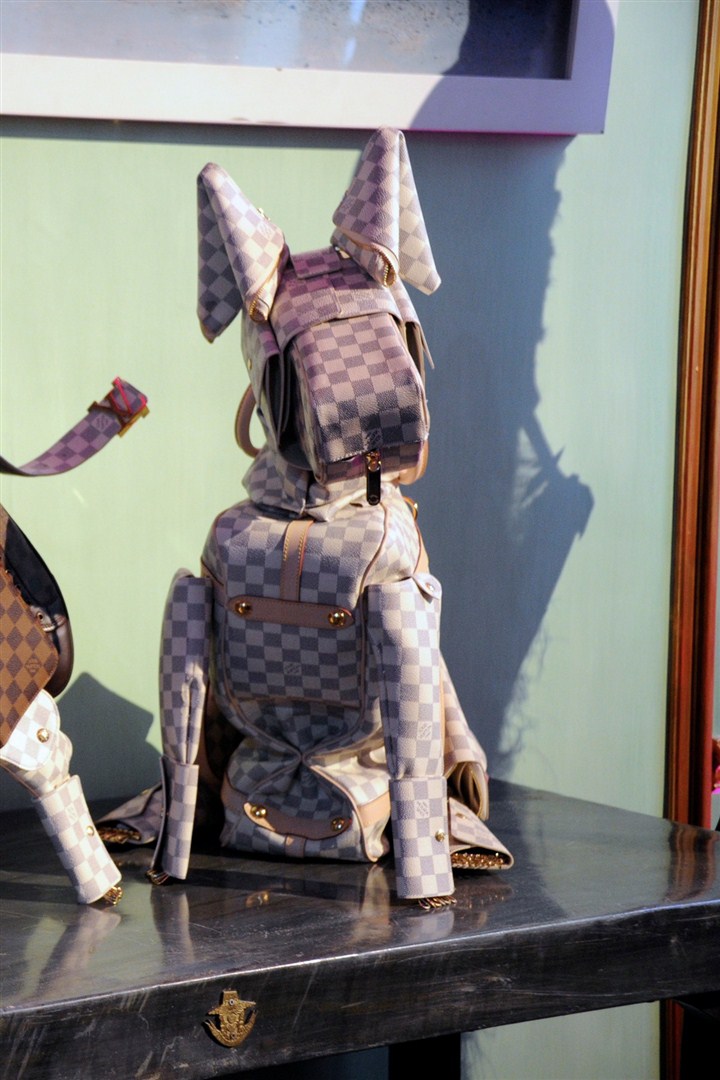 Louis Vuitton aksesuarlara İngiliz sanatçı Billie Achilleos hayat verdi. Nasıl mı?