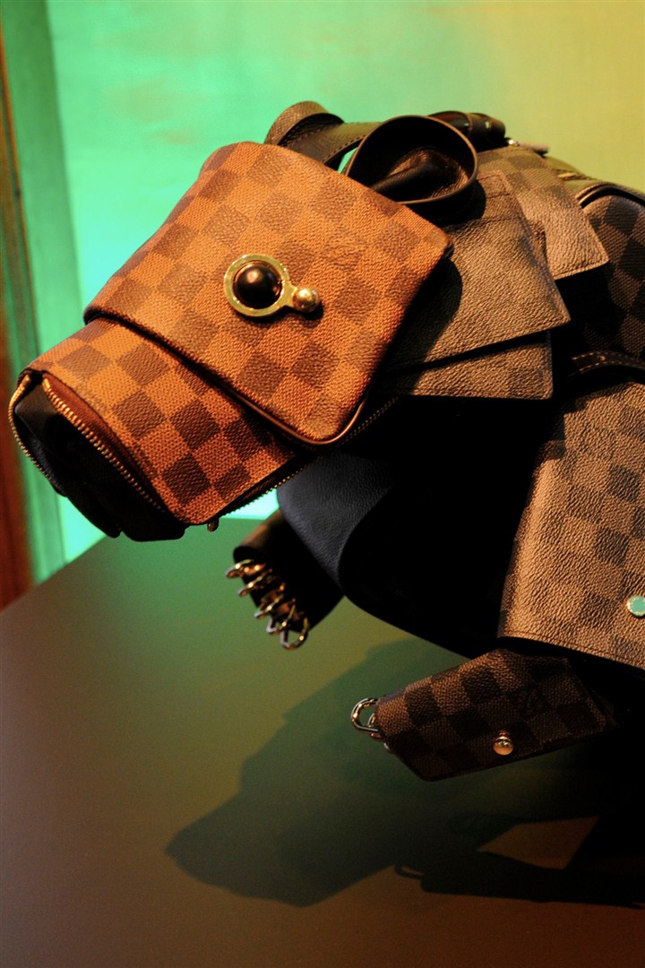 Louis Vuitton aksesuarlara İngiliz sanatçı Billie Achilleos hayat verdi. Nasıl mı?