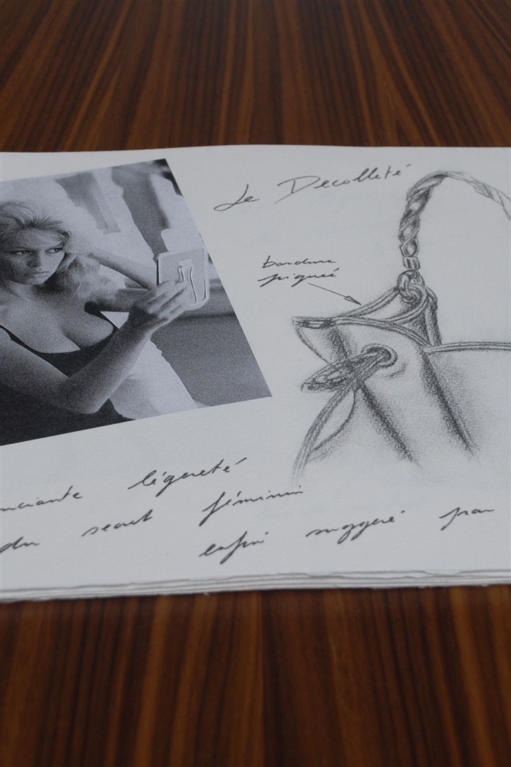 Brigitte Bardot, karşı konulmaz, söz dinlemez, başına buyruk, güzel, seksi ve efsanevi bir varlık. Neredeyse her sezon modaya ilham veren bir kadın. Ve her kadının içinde olduğuna inandığımız biri.