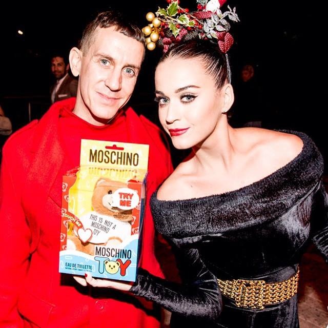 Katy Perry'nin Moschino Görünümleri