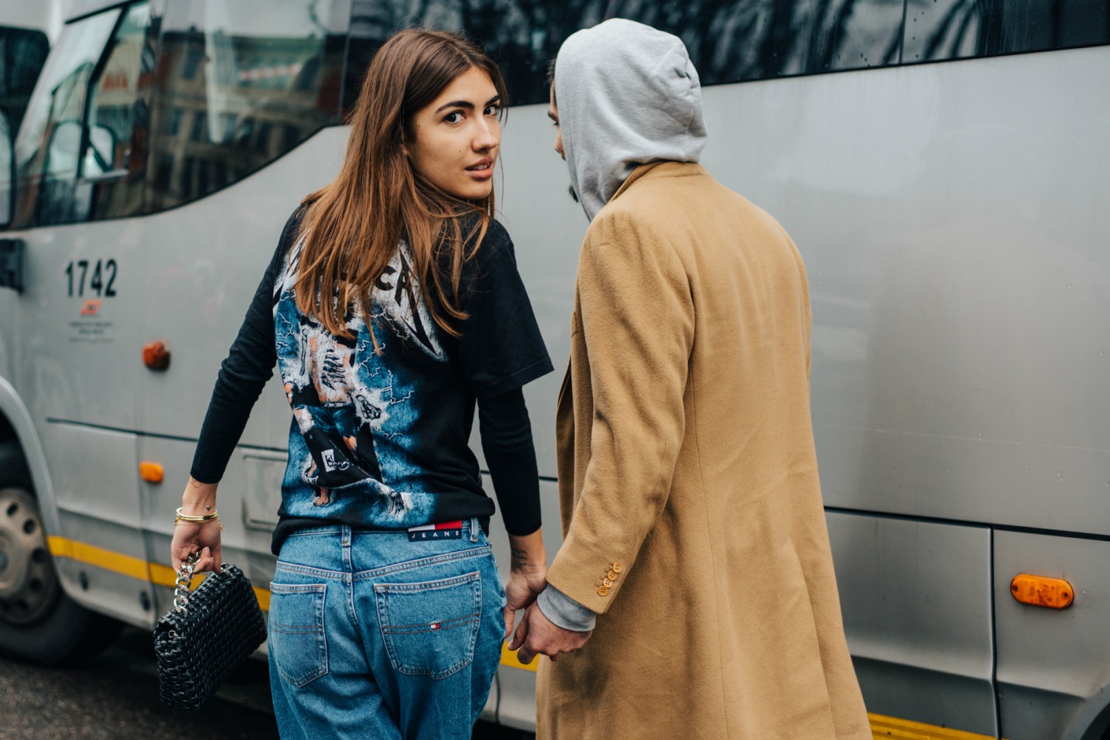 Başroldeki Tişörtler: Logolu, Sloganlı ve Müziksever