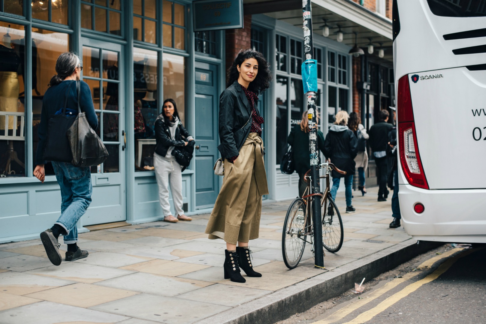 Sokak Stili: 2017 İlkbahar/Yaz Londra Moda Haftası 1. ve 2. Gün