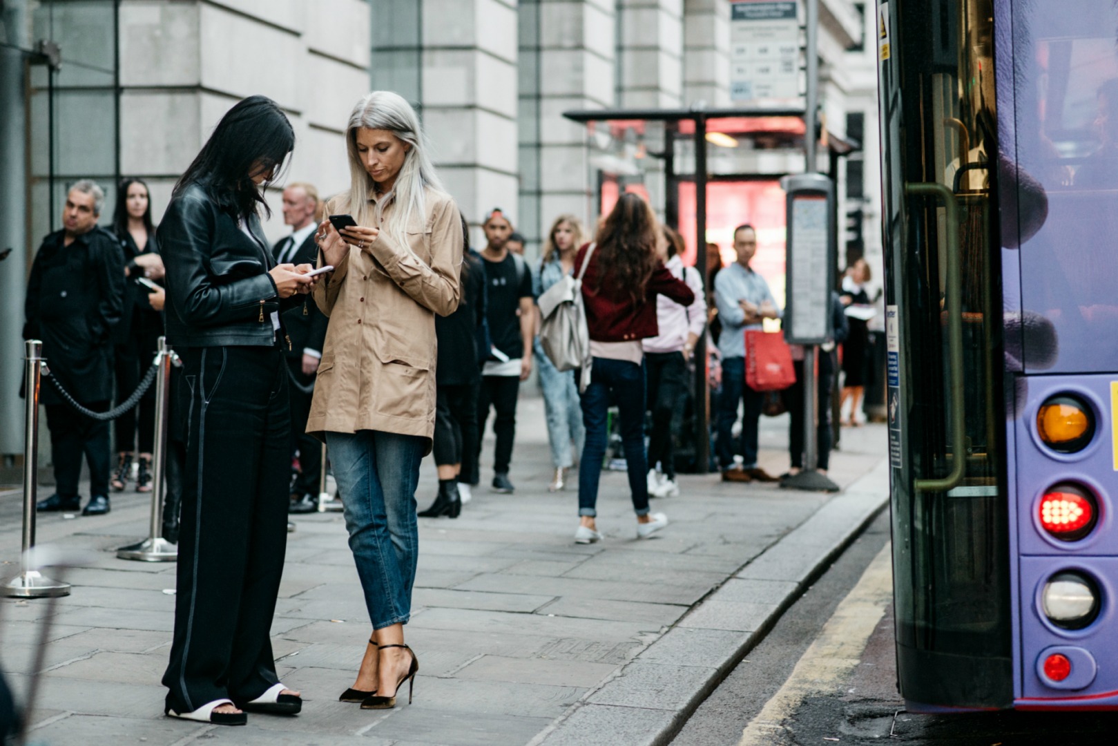 Sokak Stili: 2017 İlkbahar/Yaz Londra Moda Haftası 3. ve 4. Gün