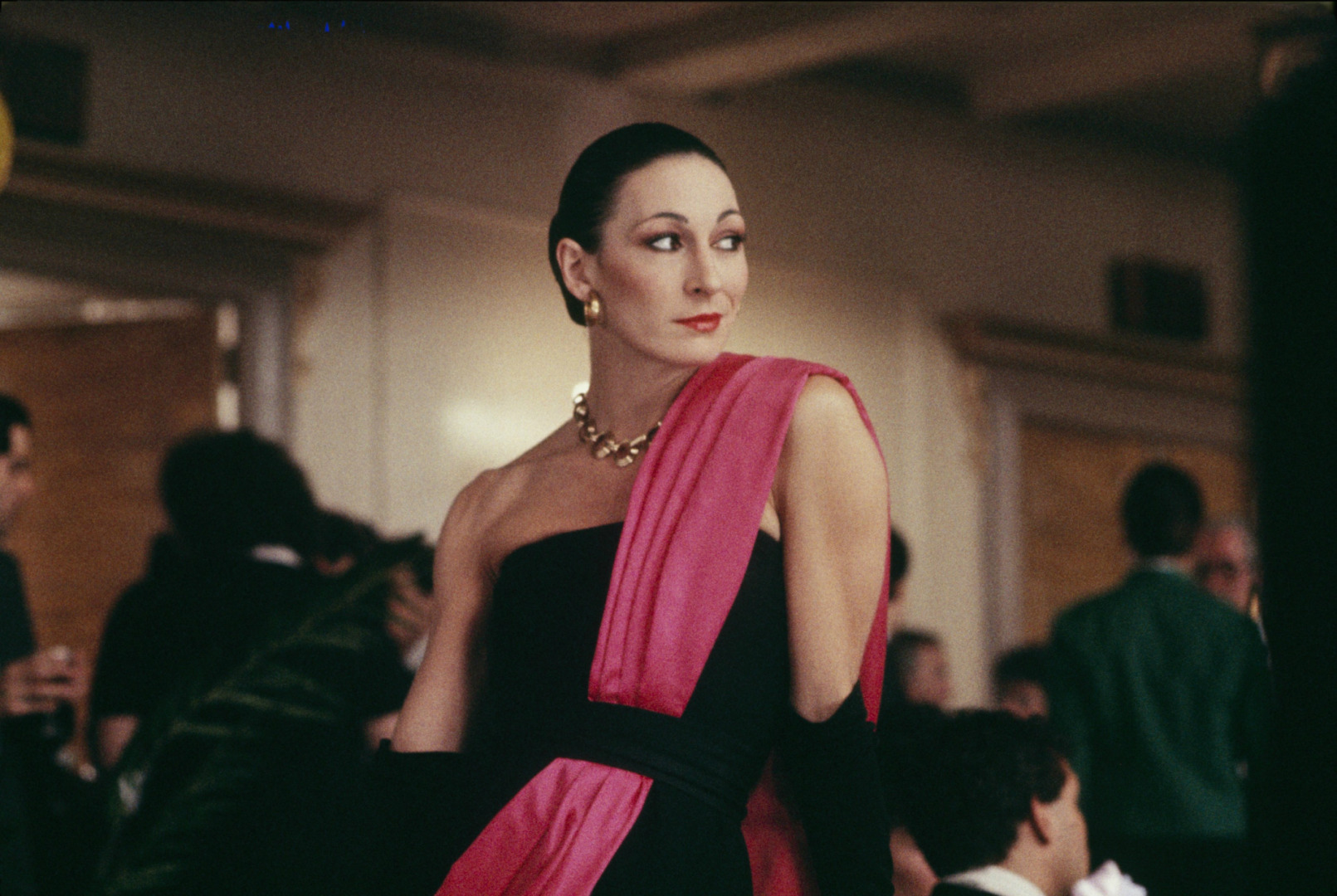 Anjelica Huston'ın İkonik Stilinden Öğrendiklerimiz