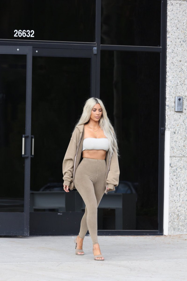 Yeezy Season 6'da Kim Kardashian Farkı