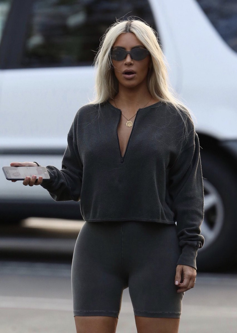 Yeezy Season 6'da Kim Kardashian Farkı