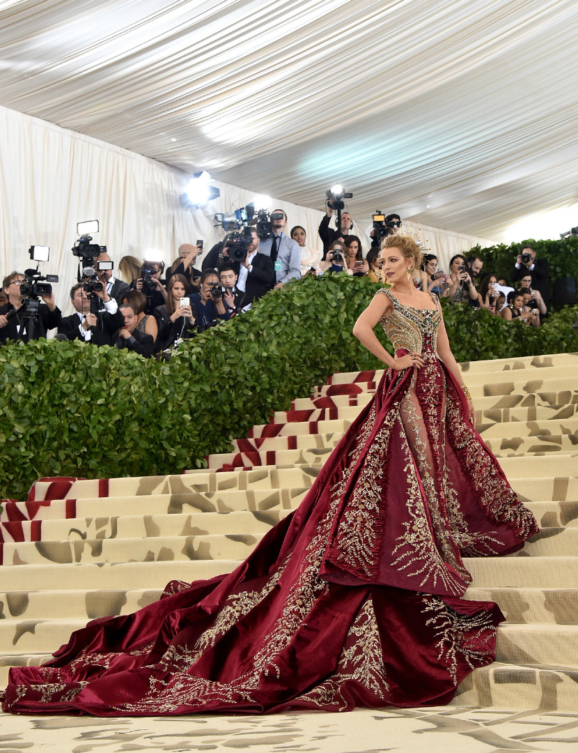 Blake Lively, Kıyafet: Atelier Versace, Ayakkabı: Christian Louboutin