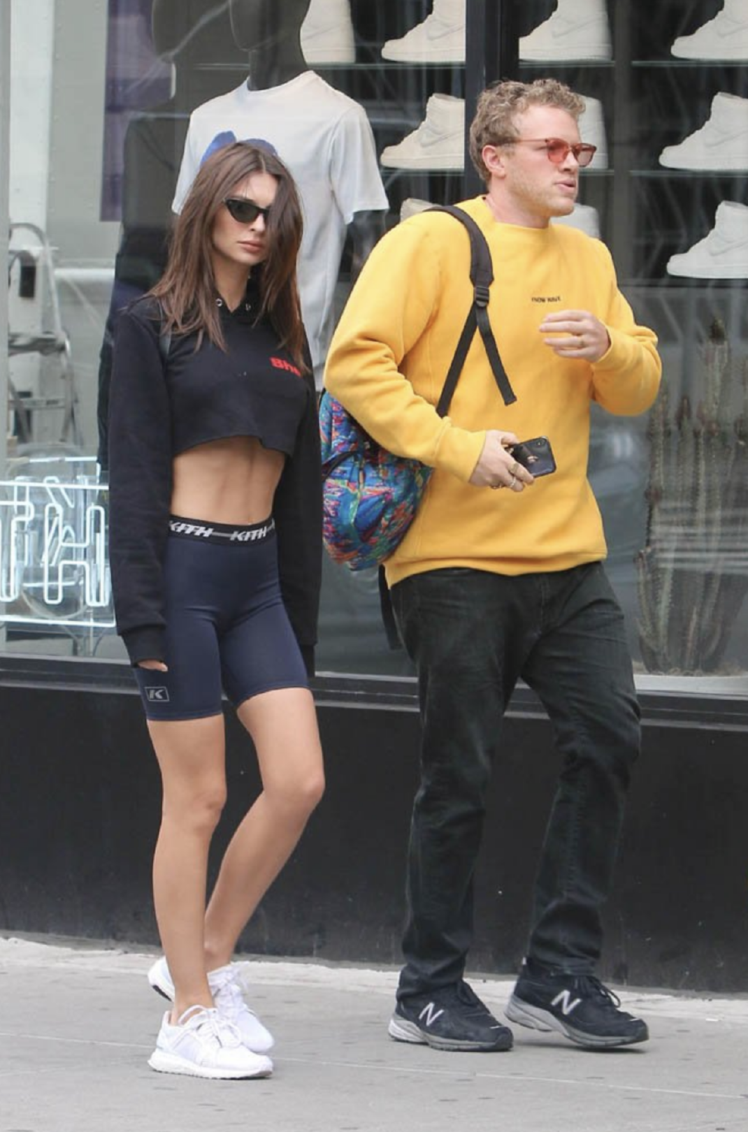 Emily Ratajkowski’nin Beyaz Sneaker Obsesyonu