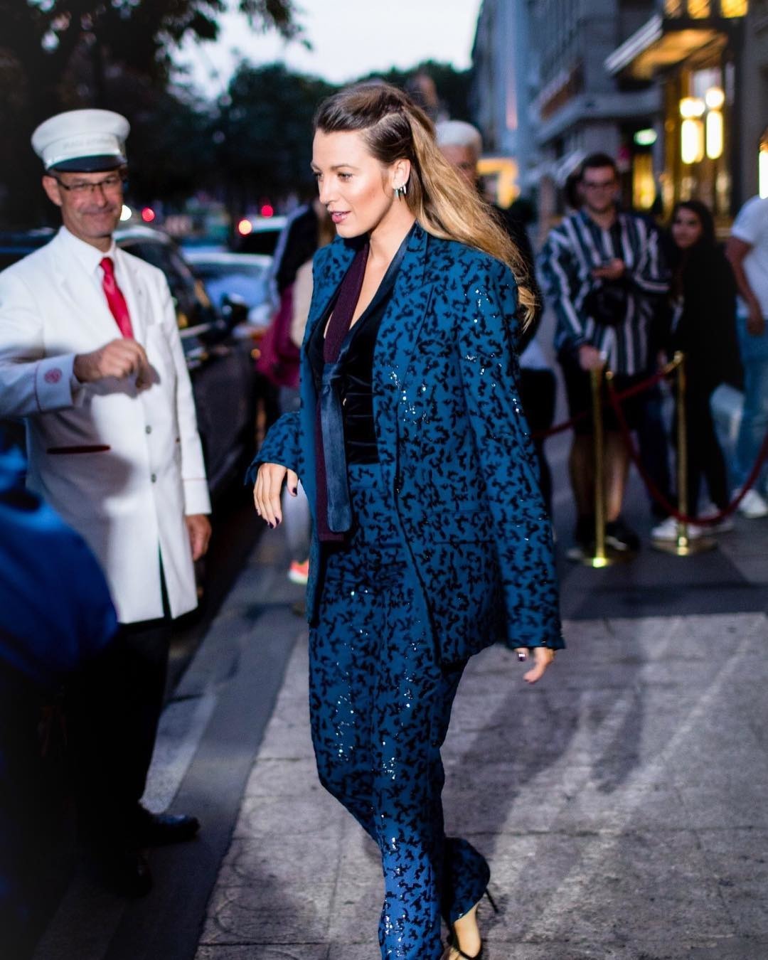 Blake Lively'nin Takım Elbise Obsesyonunun Perde Arkası