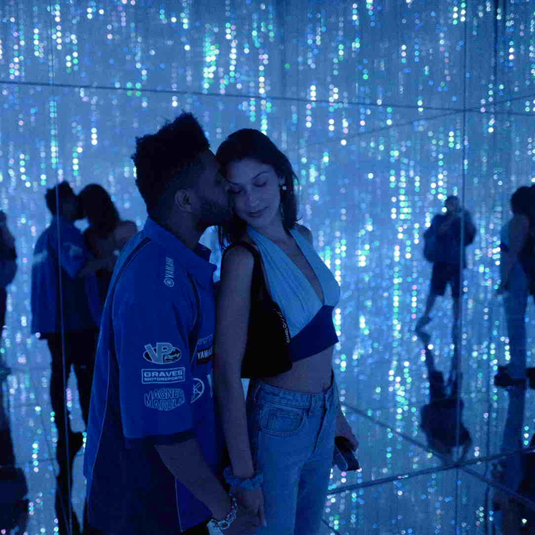 The Weeknd'den Bella Hadid'e Öpücük Serenadı