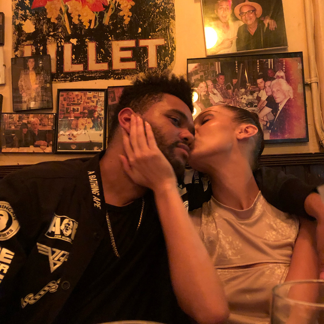 The Weeknd'den Bella Hadid'e Öpücük Serenadı