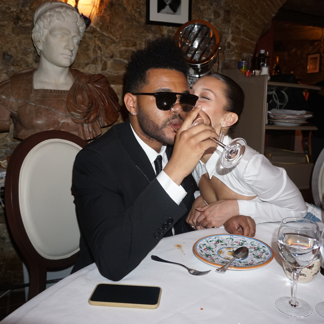 The Weeknd'den Bella Hadid'e Öpücük Serenadı