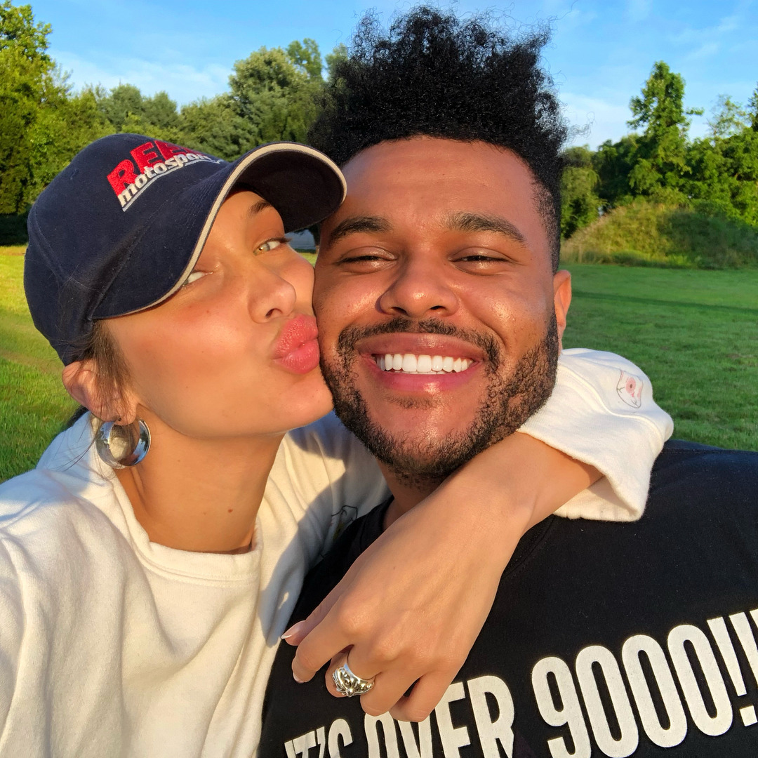 The Weeknd'den Bella Hadid'e Öpücük Serenadı