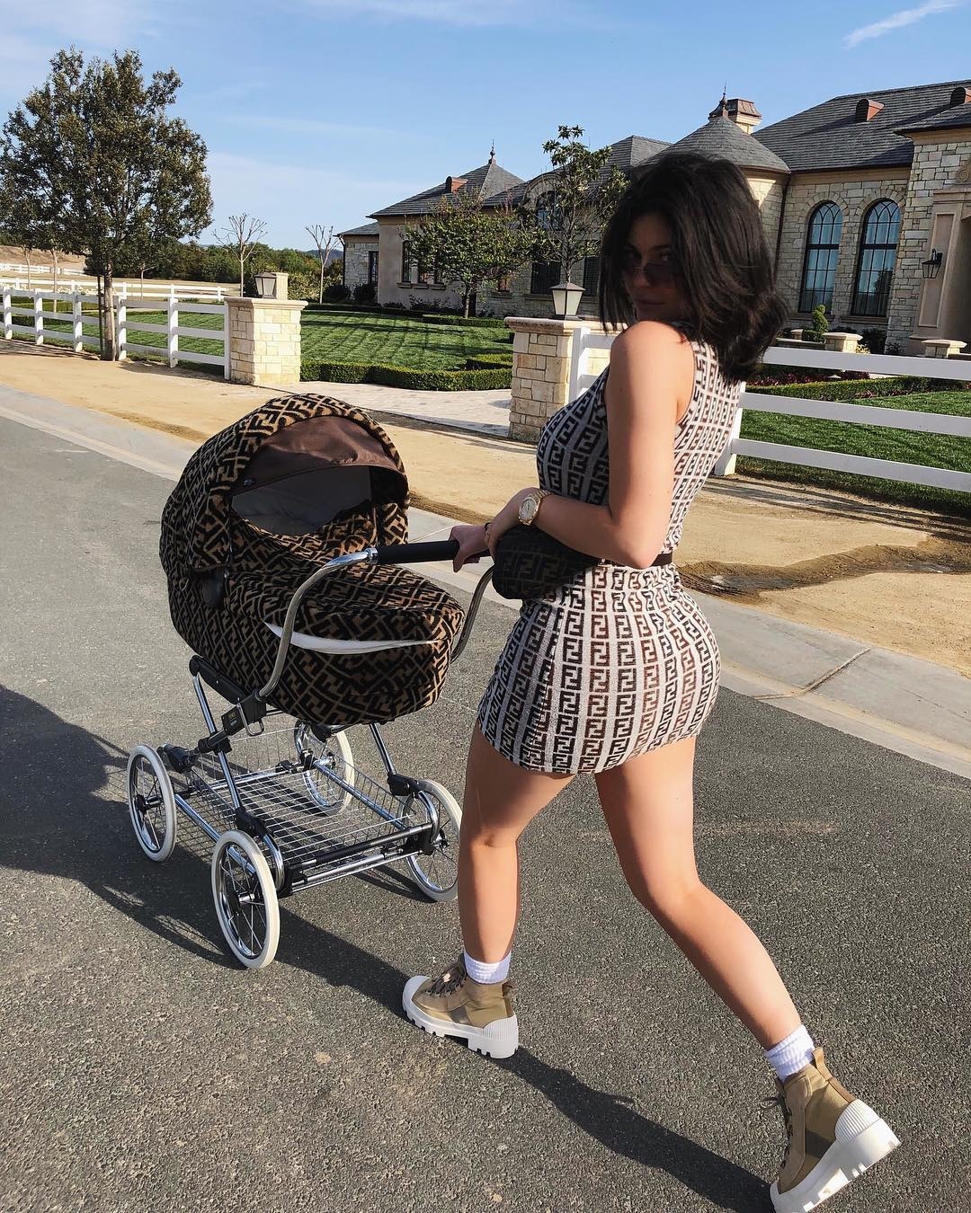 Kylie Jenner ve Kızı Stormi'nin Pişti Stili