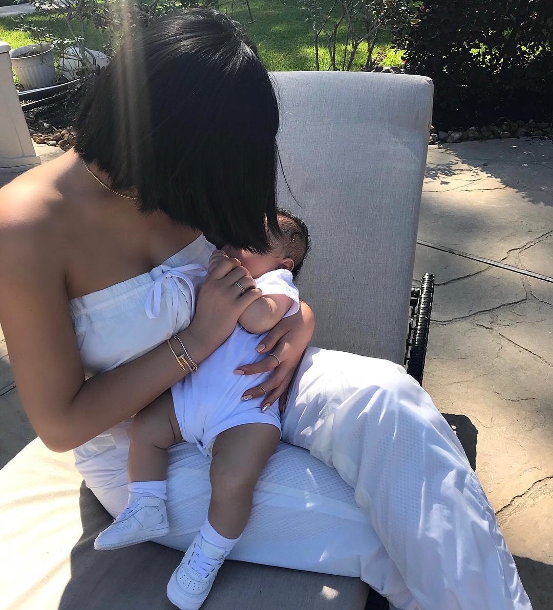 Kylie Jenner ve Kızı Stormi'nin Pişti Stili