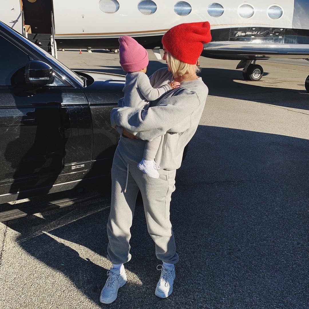 Kylie Jenner ve Kızı Stormi'nin Pişti Stili