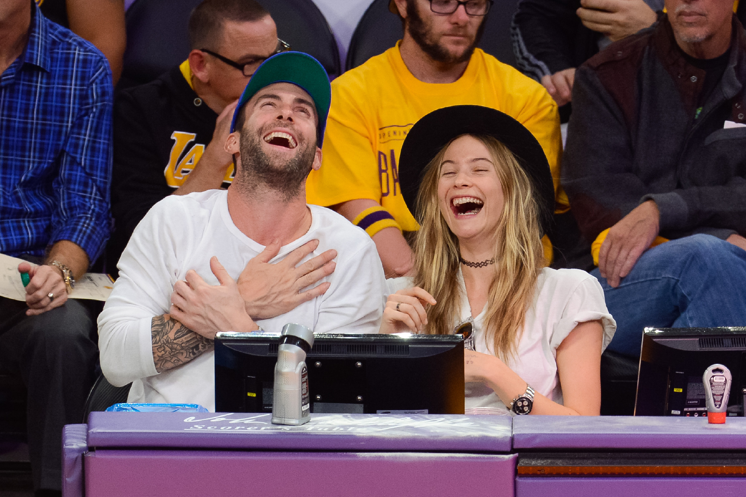 Behati Prinsloo ve Adam Levine'in Basketbol Randevusu