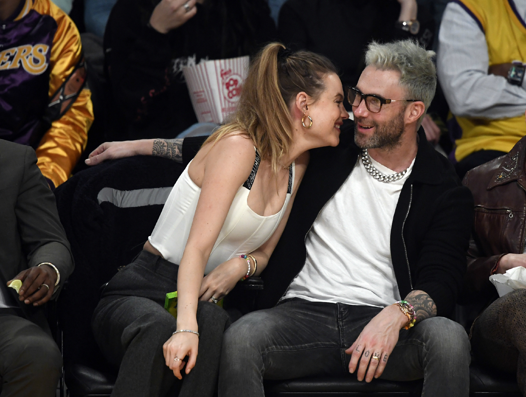 Behati Prinsloo ve Adam Levine'in Basketbol Randevusu