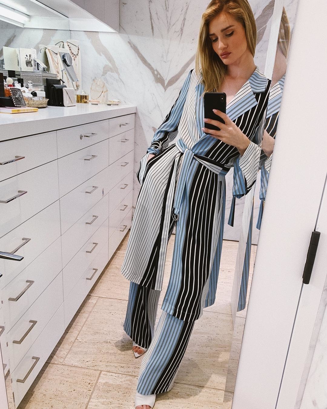 Rosie Huntington-Whiteley'in #MirrorSelfie Obsesyonu