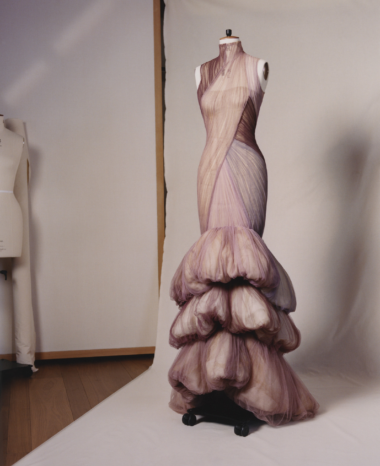 Alexander McQueen'den Gül Açan Bir Sergi | Vogue Türkiye