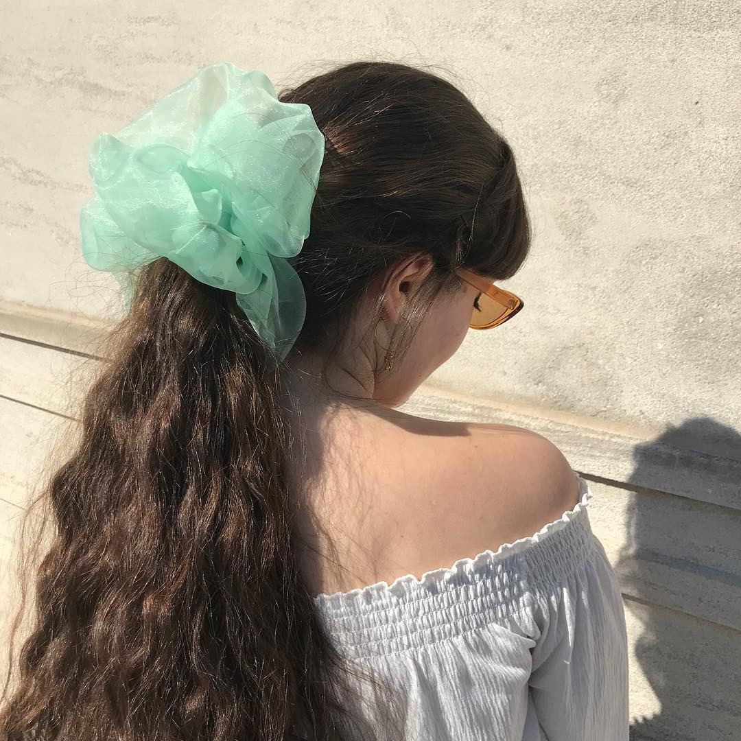 Instagram'dan Güzellik Alarmı: Oversized Scrunchie'ler