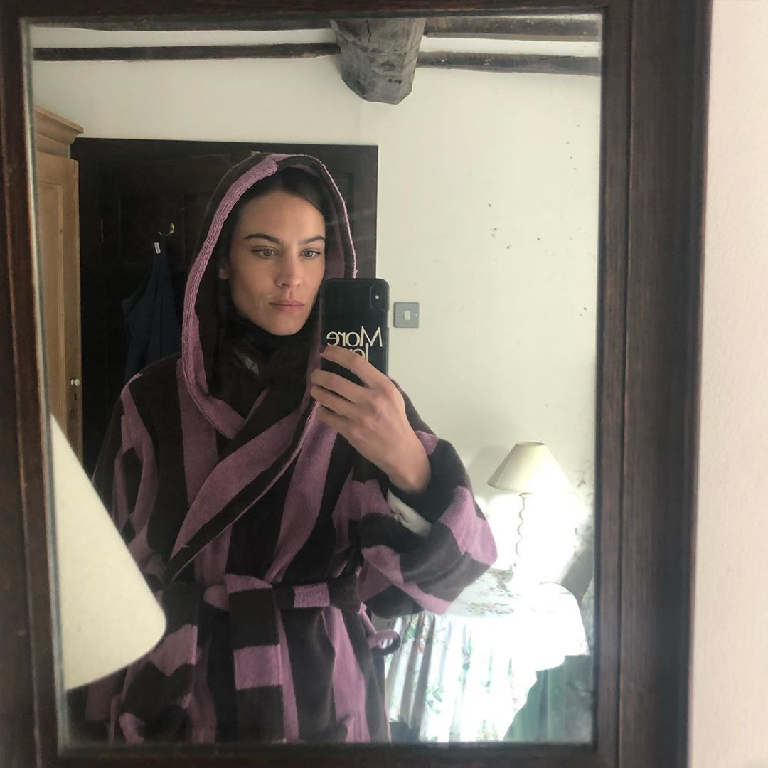 Alexa Chung'ın Konforlu ve Yaratıcı Ev Hali