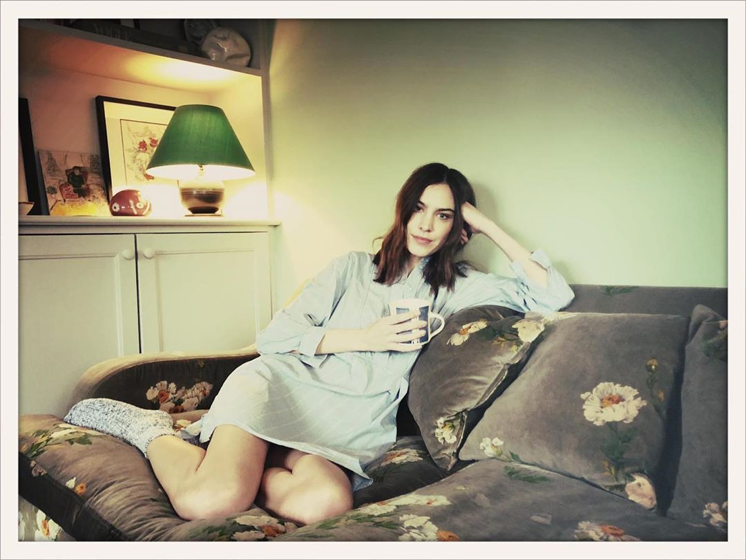 Alexa Chung'ın Konforlu ve Yaratıcı Ev Hali