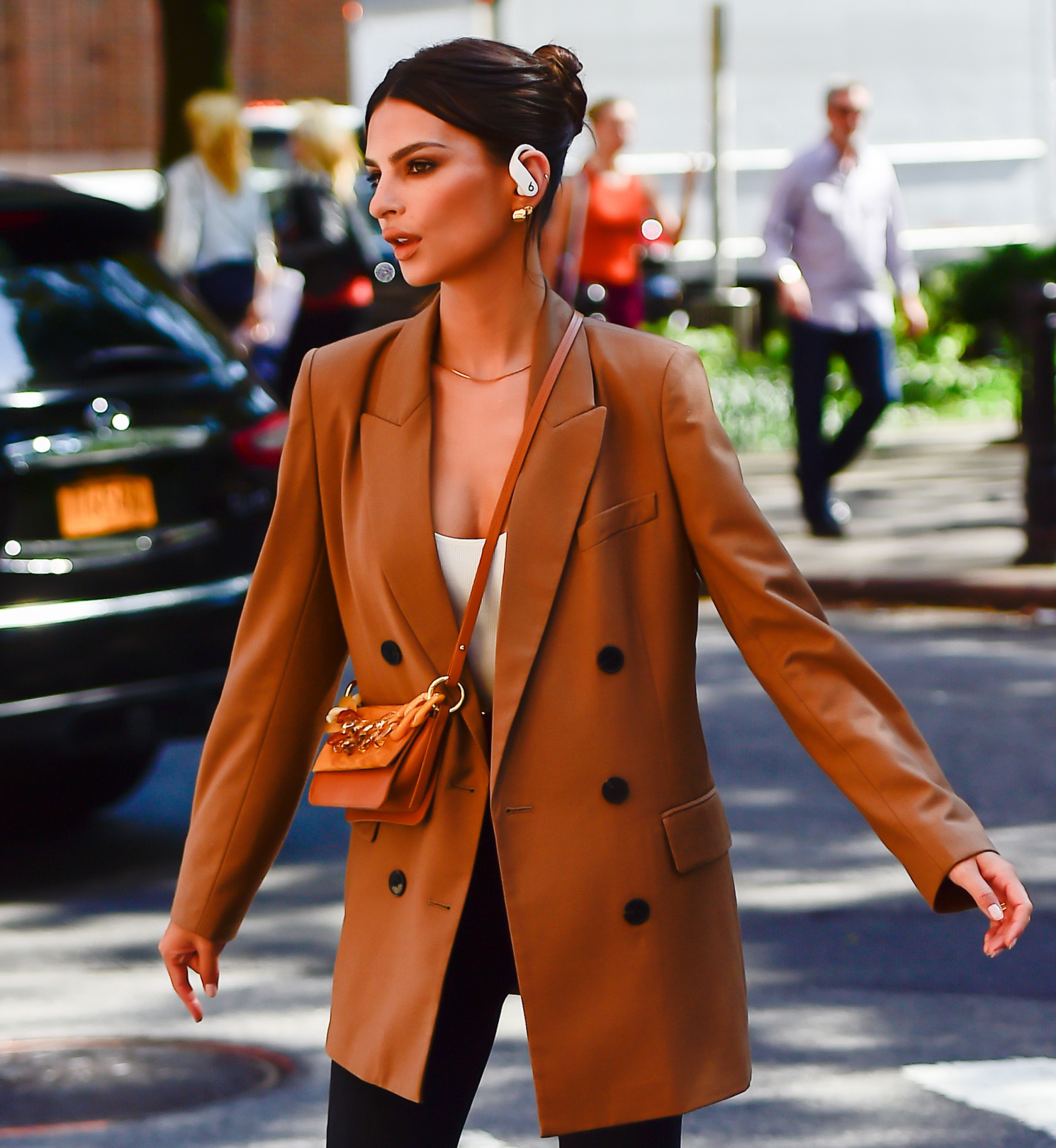 Emily Ratajkowski'den Blazer Giyme Dersi