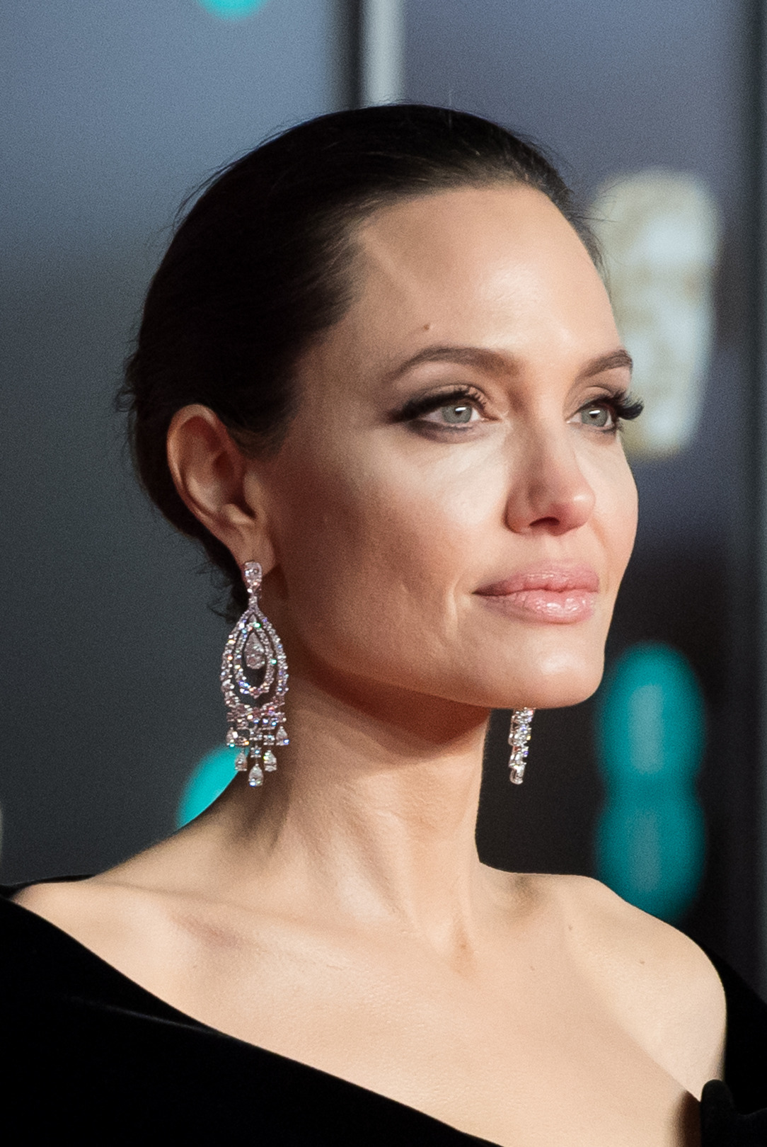 Angelina Jolie'nin Saç ve Makyaj Sırları