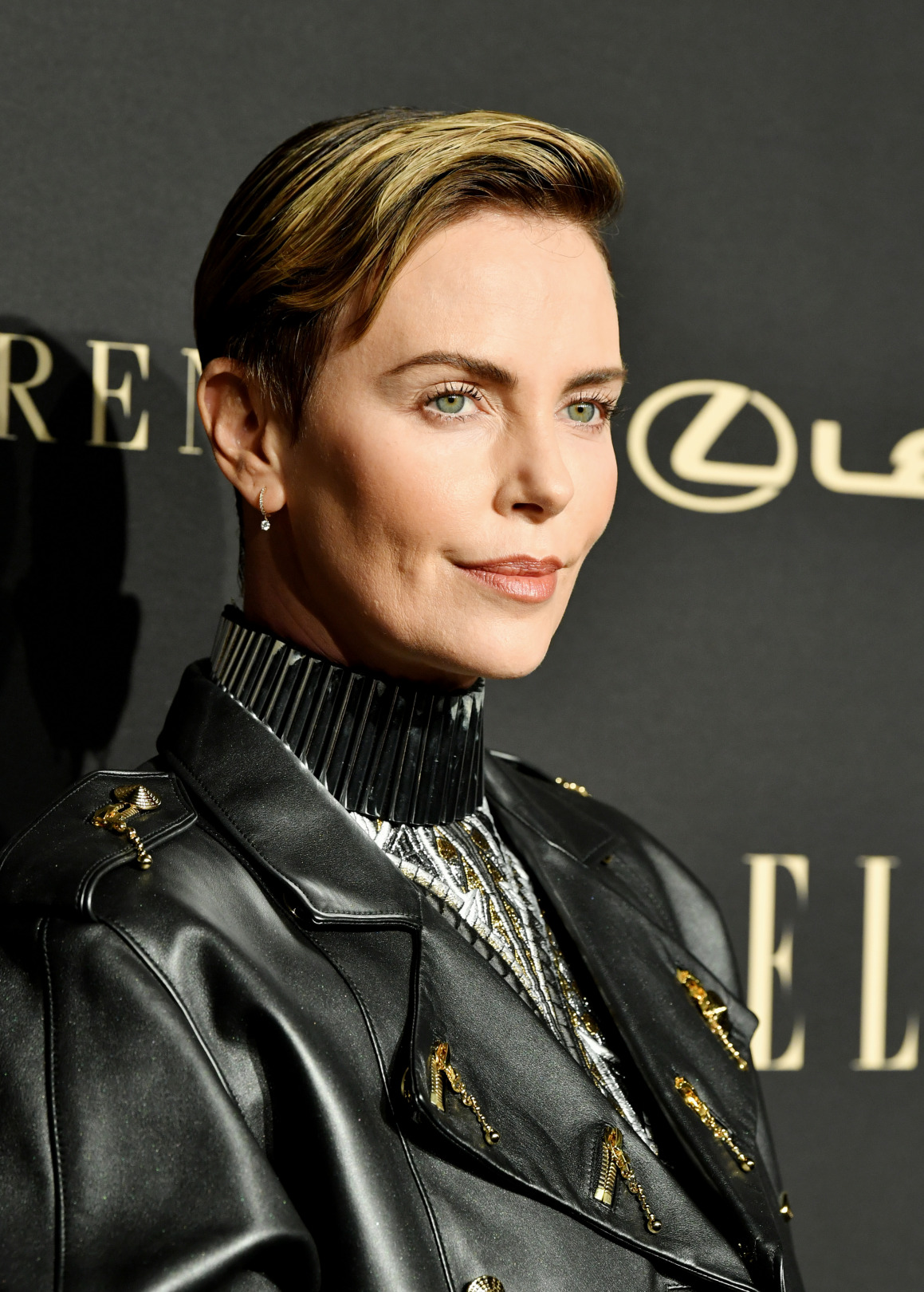 Charlize Theron'un İlham Veren Kısa Saçları