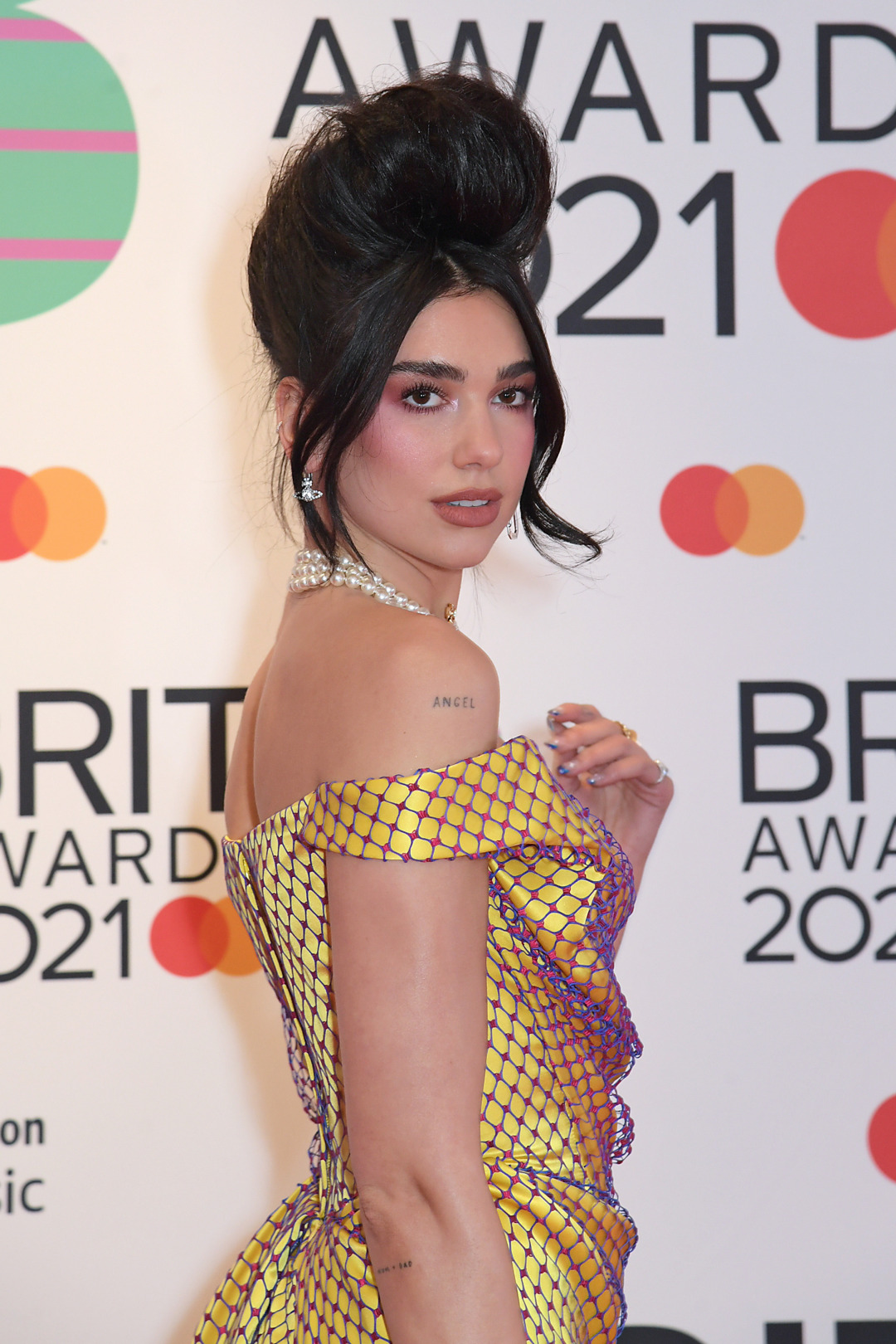 Brit Awards 2021: Gecenin Dikkat Çeken Saç ve Makyajları