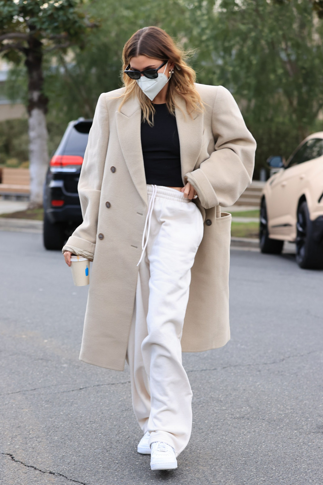 Hailey Bieber'ın Oversize Yaklaşımı