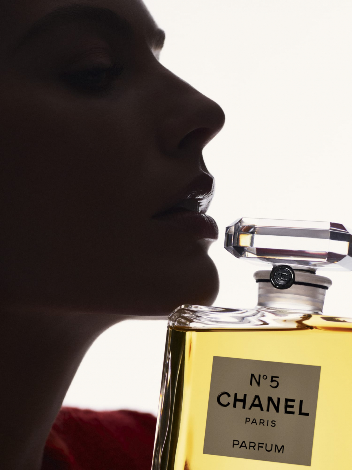 İkonik Chanel N°5 Parfümün Yeni Yüzü