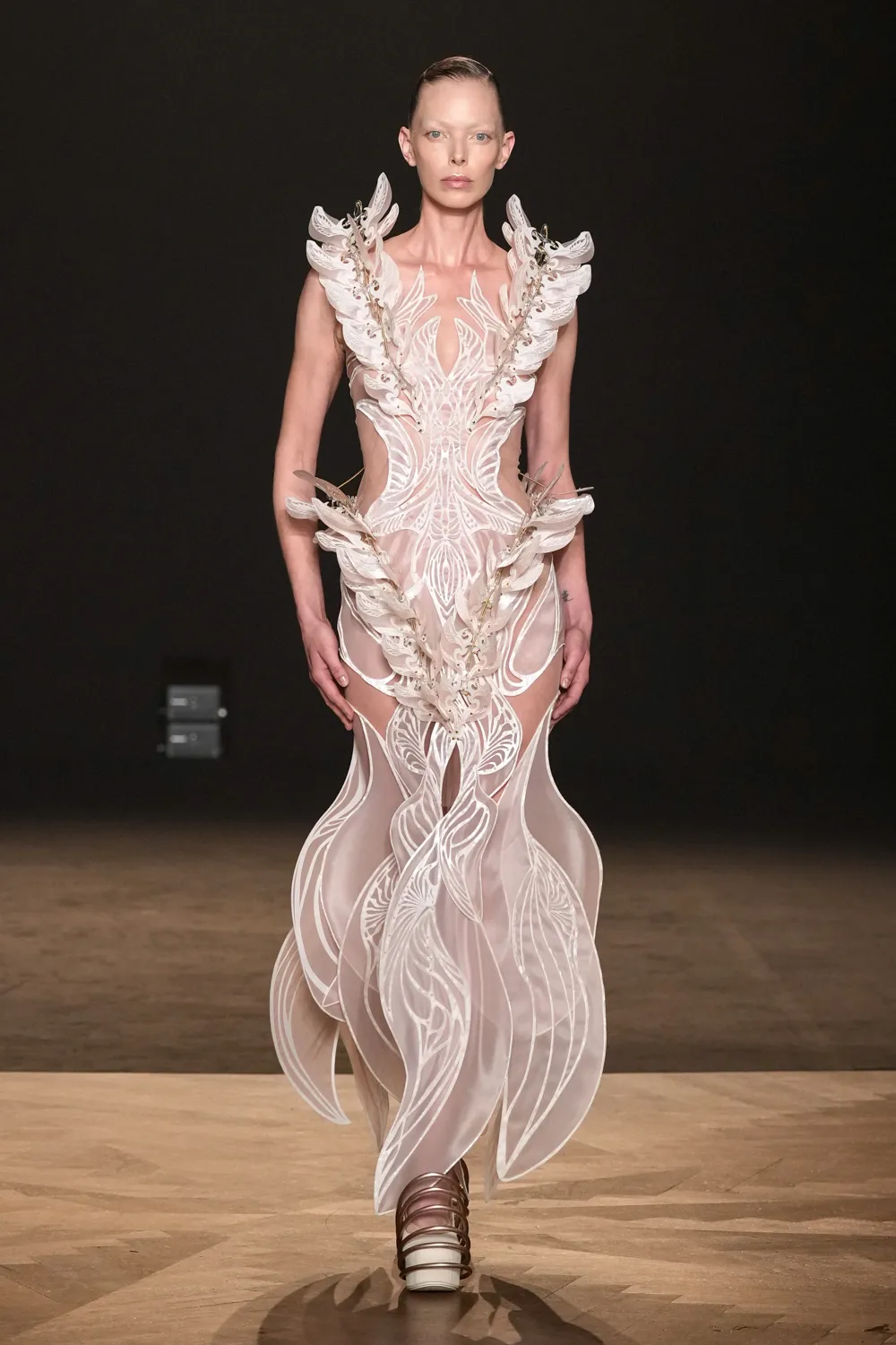 Iris van Herpen 2025-26 Sonbahar/Kış Haute Couture