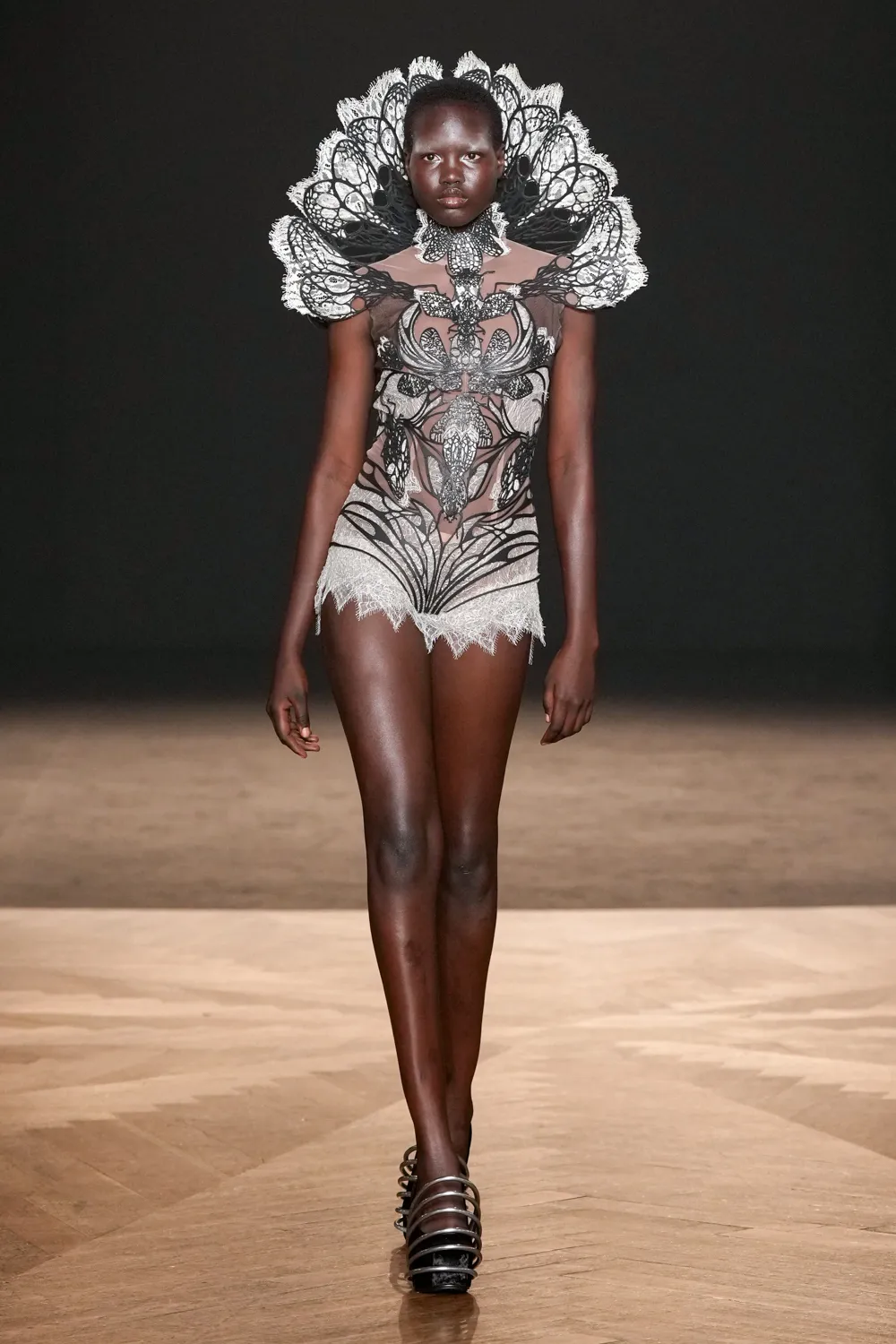 Iris van Herpen 2025-26 Sonbahar/Kış Haute Couture
