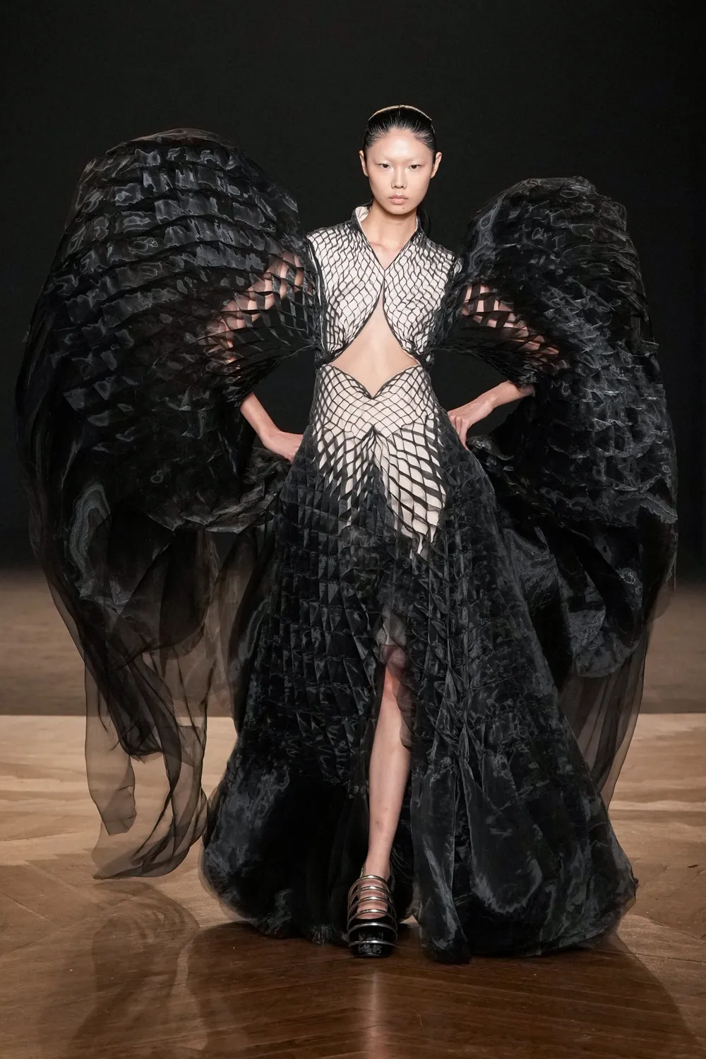 Iris van Herpen 2025-26 Sonbahar/Kış Haute Couture